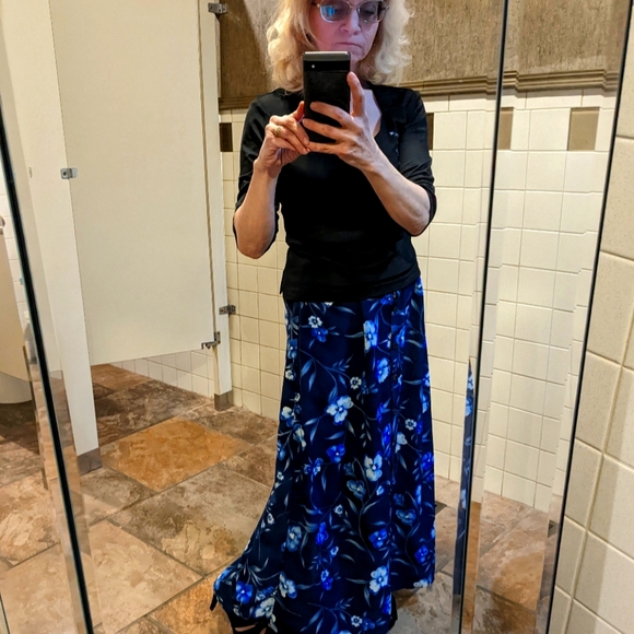 Vivian~Posh Ambassador⭐  ✨Bundle Discount~ 10% Off 3+ Listings✨ - Picture 2 of 3